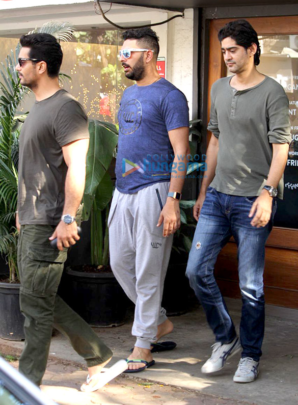 yuvraj singh angad bedi and gaurav kapoor snapped at sequel cafe in bandra 10