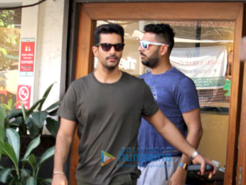 Yuvraj Singh, Angad Bedi and Gaurav Kapoor snapped at Sequel Cafe in Bandra
