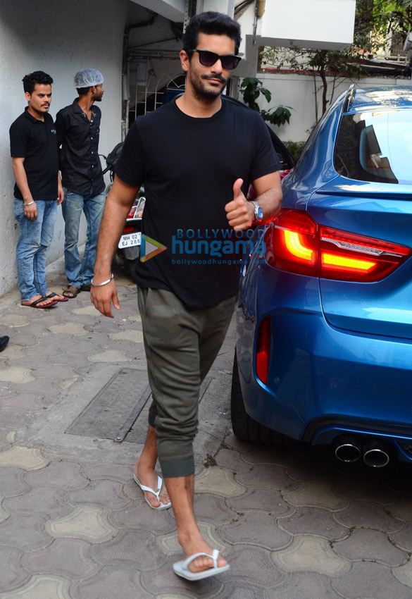 yuvraj singh and angad bedi spotted at cafe in bandra 0 6