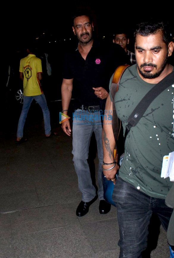 ajay devgn kajol shraddha kapoor and others snapped at the airport 7