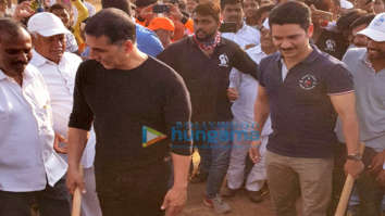 Akshay Kumar snapped participating in the water harvesting drive in Satara