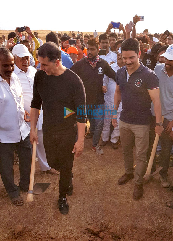 Akshay Kumar snapped participating in the water harvesting drive in Satara Akshay Kumar snapped participating in the water harvesting drive in Satara