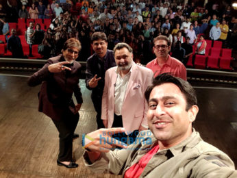 Amitabh Bachchan and Rishi Kapoor snapped in conversation