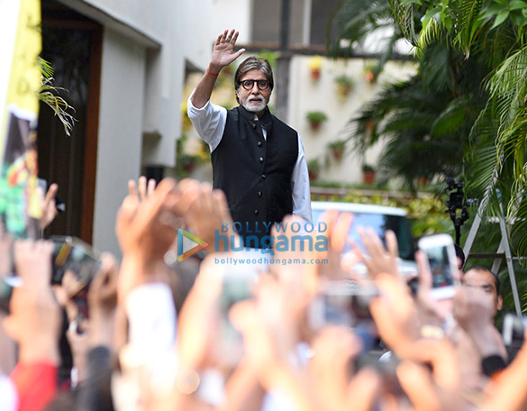 amitabh bachchan snapped greeting fans 4