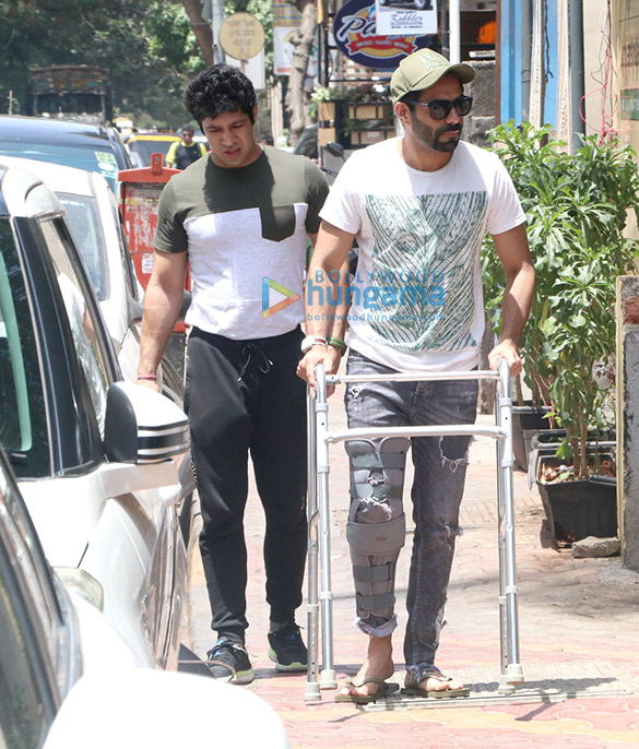 aparshakti khurrana spotted in bandra 1
