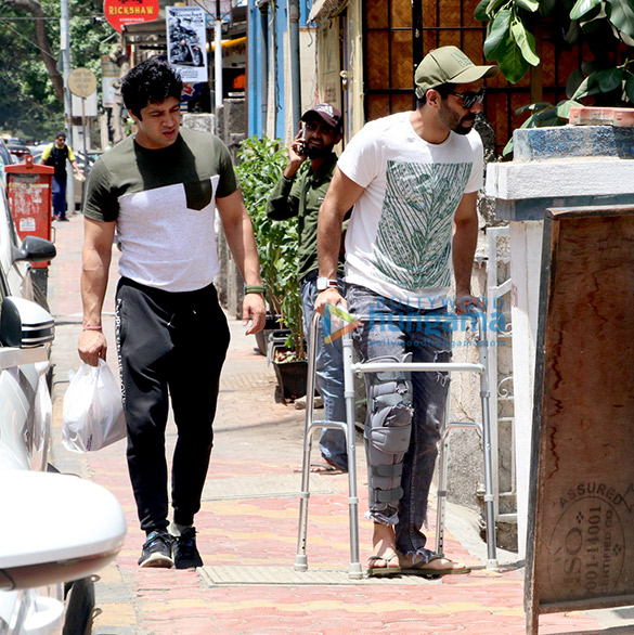 aparshakti khurrana spotted in bandra 4