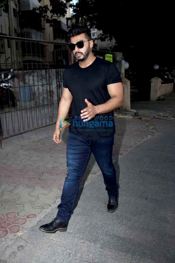 arjun kapoor spotted at shoojit sircars office in juhu 3