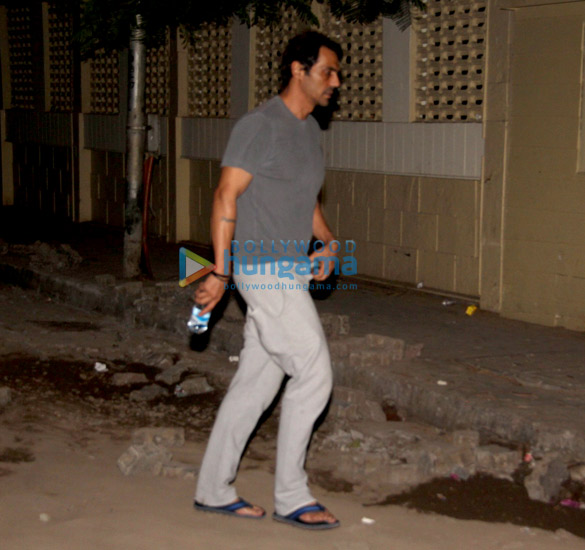 arjun rampal with wife mehr at holy family hospital bandra 5