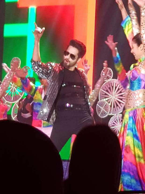 Batti Gul Meter Chalu co-stars Shahid Kapoor and Shraddha Kapoor enthrall the audience at a wedding