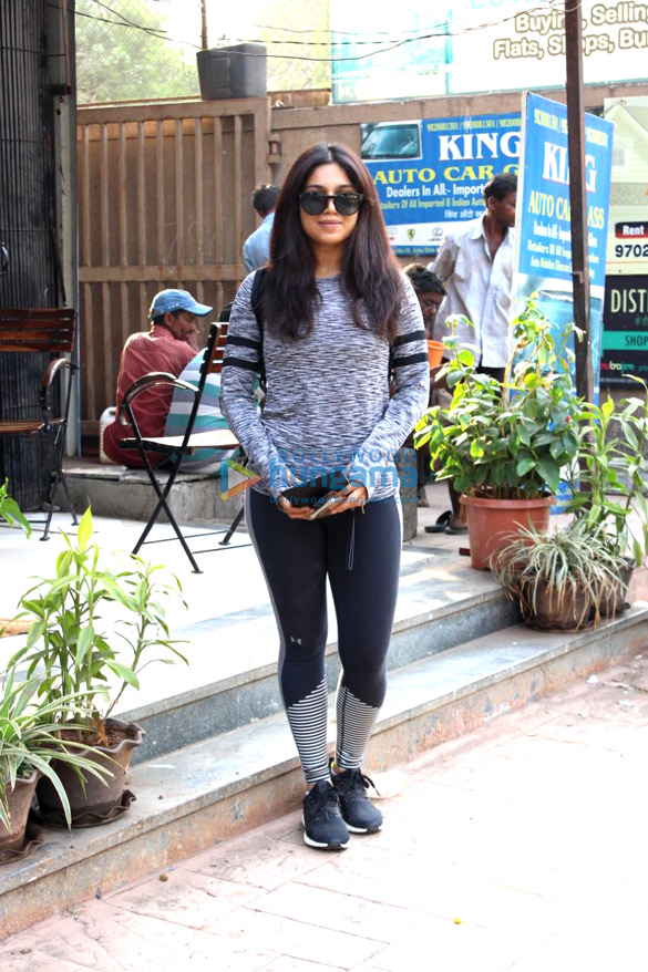 Bhumi Pednekar snapped at Beyond Beauty salon in Juhu Bhumi Pednekar snapped at Beyond Beauty salon in Juhu