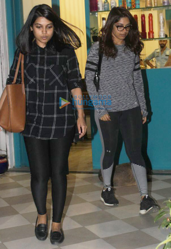 Bhumi Pednekar spotted with her sister at a store in Juhu Bhumi Pednekar spotted with her sister at a store in Juhu