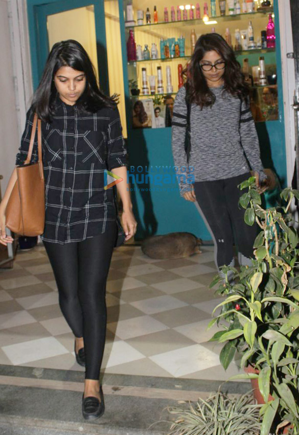 bhumi pednekar spotted with her sister at a store in juhu 6
