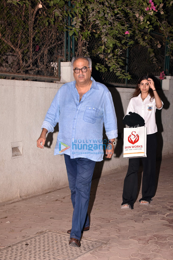 Boney Kapoor snapped with his daughters Janhvi Kapoor & Khushi Kapoor