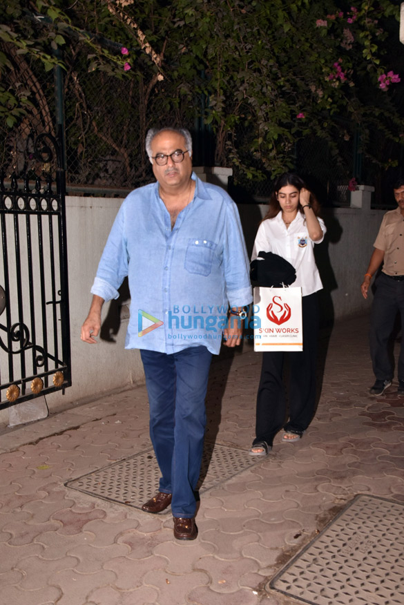 boney kapoor snapped with daughters 6