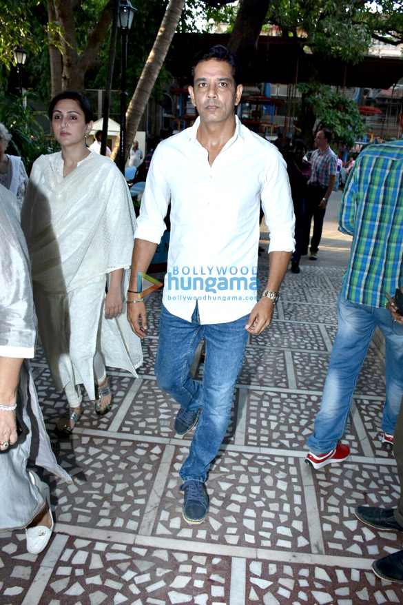 celebs attend vishal bhardwajs late mothers prayer meeting 4