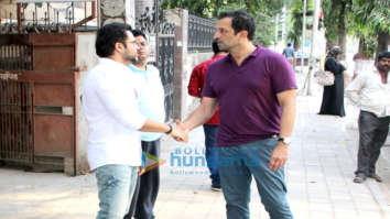 Emraan Hashmi spotted with Atul Kasbekar in Bandra