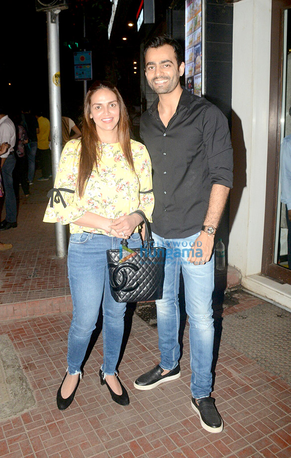 esha deol snapped with friends at khar 4