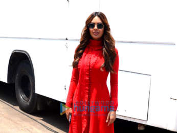 Esha Gupta spotted on location in Bandra