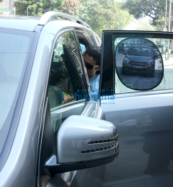 farhan akhtar spotted at khar 4