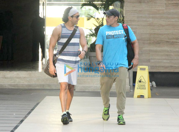 farhan akhtar spotted at otters club in bandra 1 2