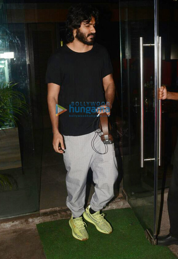 harshvardhan kapoor snapped at silver beach cafe in juhu 4