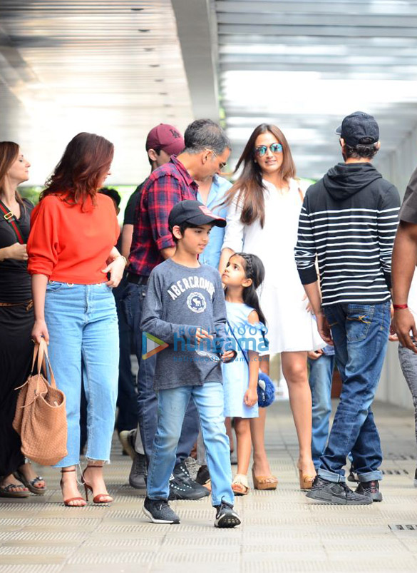 hrithik roshan and akshay kumar with their families spotted together after lunch in bandra 3