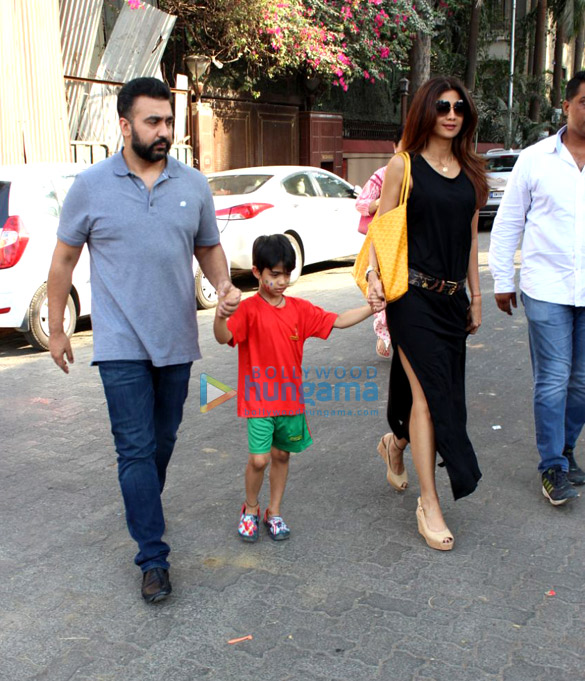 raj kundra and shilpa shetty with her family spotted at son vivaans school in juhu 6