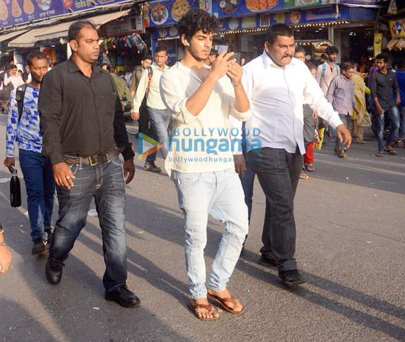 ishaan khatter snapped promoting beyond the clouds in a local train 2