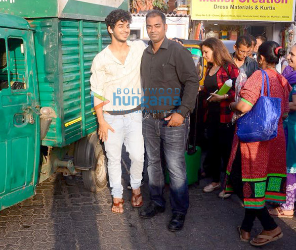 ishaan khatter snapped promoting beyond the clouds in a local train 4