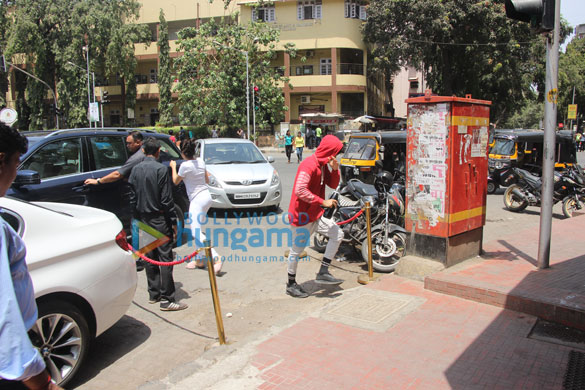 janhvi kapoor and ishaan khattar snapped at bastian 3