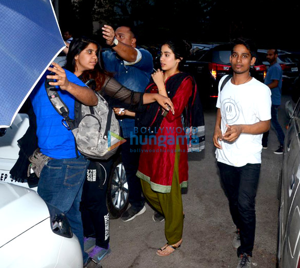 janhvi kapoor and ishaan khatter spotted after wrap up of dhadak in bandra 2