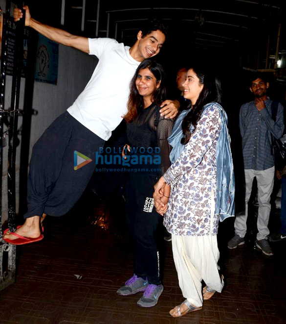 janhvi kapoor and ishaan khatter spotted after wrap up of dhadak in bandra 3