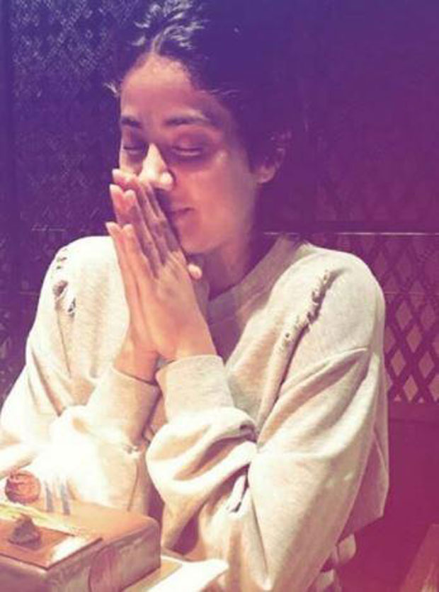 Janhvi Kapoor prays at dinner with her Dhadak gang -01