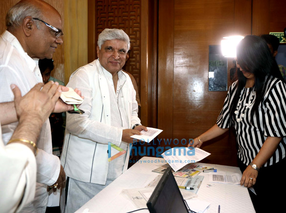 javed akhtar and iprs distribute royalty worth 13 crores 13