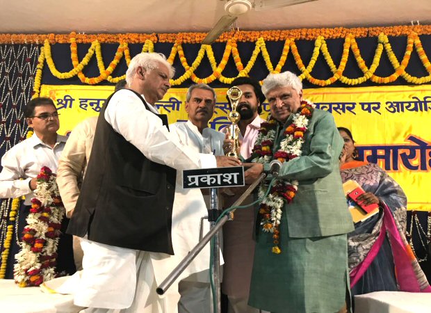 Javed Akhtar receives Peace award from the most revered Hanuman Temple in India
