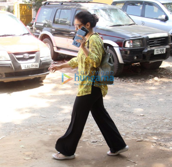 kajol spotted in versova 2