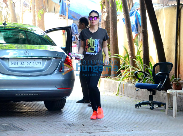 Kareena Kapoor Khan snapped post her gym session in Bandra Kareena Kapoor Khan snapped post her gym session in Bandra