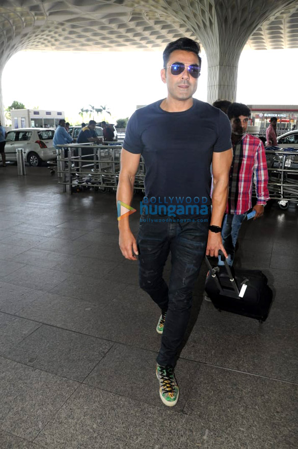 kartik aaryan saiyami kher aditi rao hydari and others snapped at the airport 5