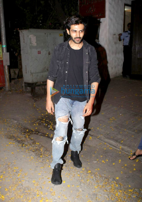 kartik aaryan snapped at sanjay leela bhansalis residence in juhu 3