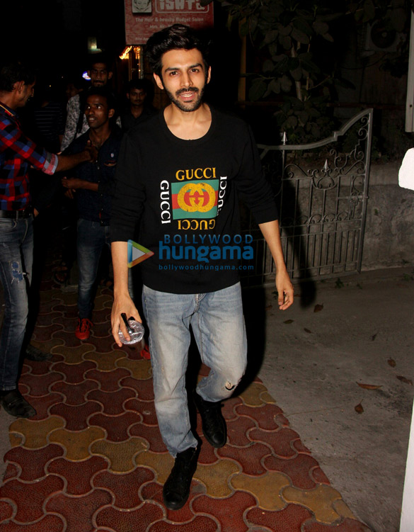 Kartik Aaryan snapped with his girlfriend at Farmers’ Cafe in Bandra