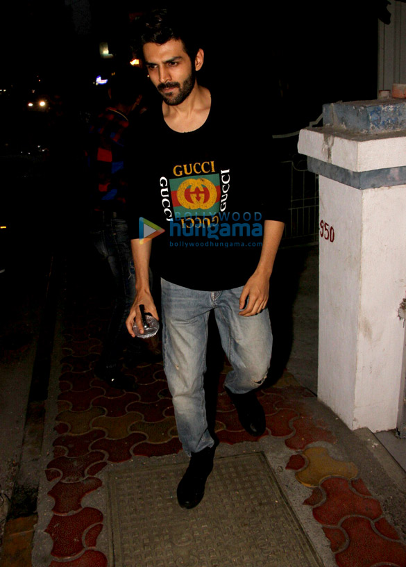 kartik aaryan snapped with his girlfriend at farmers cafe in bandra 6