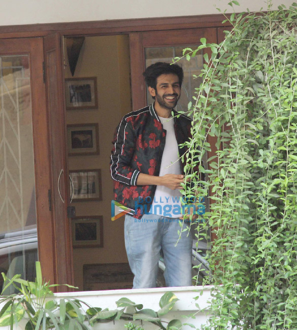 Kartik Aaryan spotted at Maddock Films’ office in Khar Kartik Aaryan spotted at Maddock Films’ office in Khar
