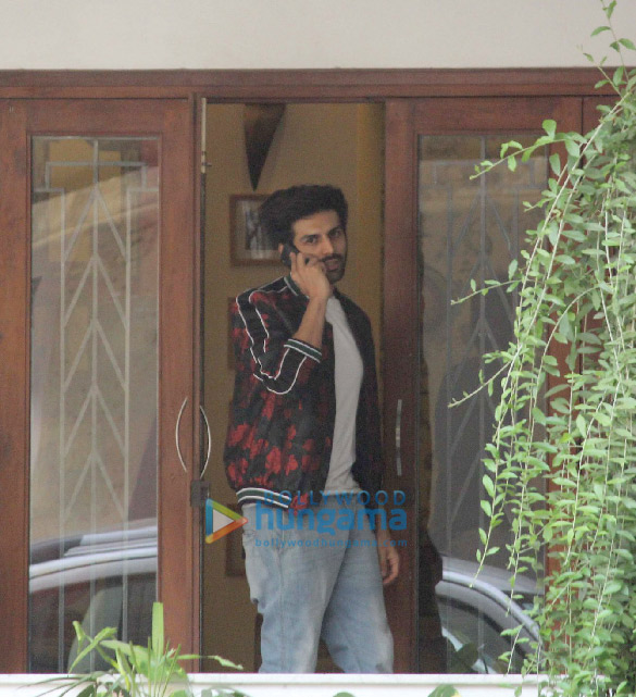 kartik aaryan spotted at maddock films office in khar 3