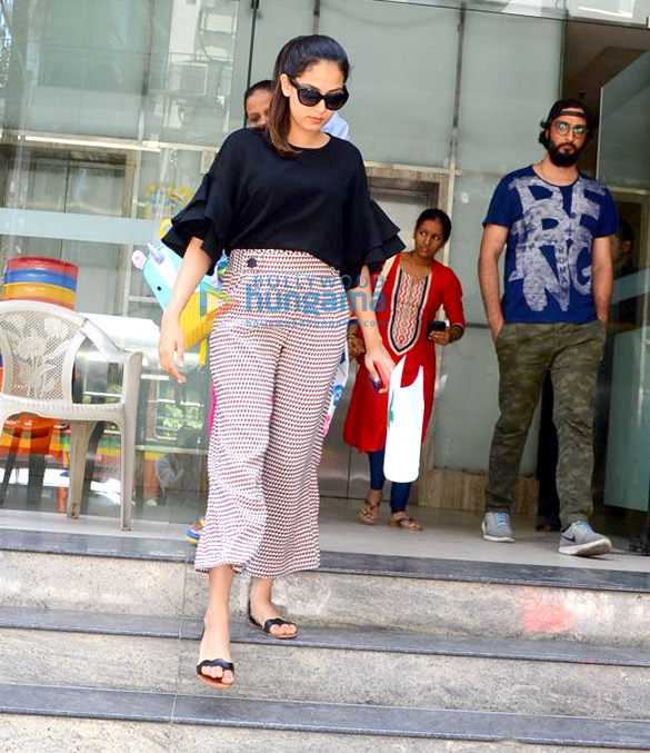 mira rajput spotted with daughter misha kapoor at a playschool in bandra 3