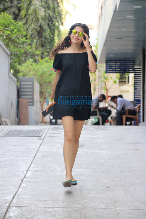 mithila palkar snapped in bandra 2
