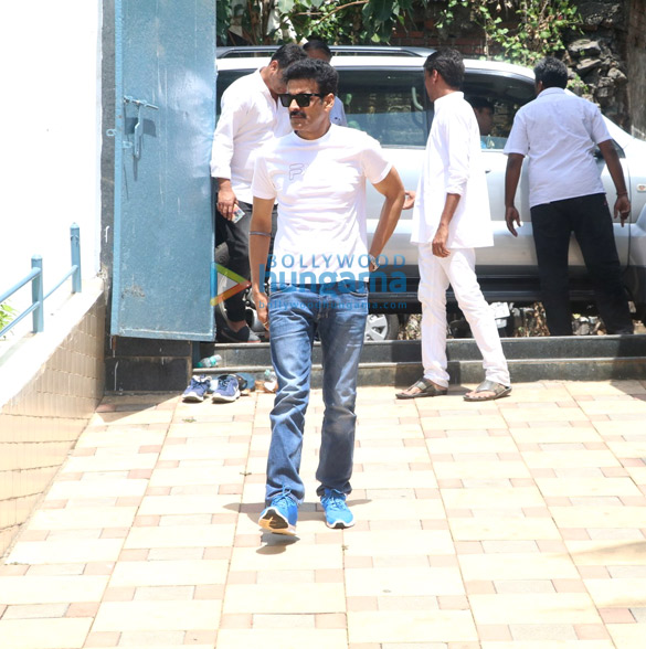 nikhil advanis mom funeral attended by celebs 6