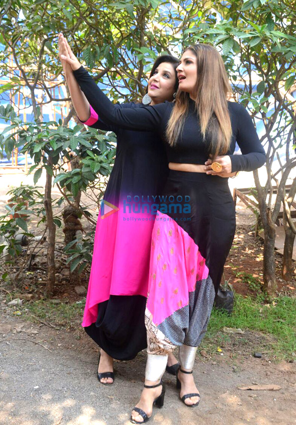 raveena tandon and farah khan snapped on sets of entertainment ki raat 4