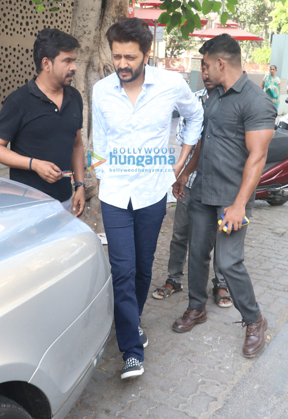 riteish deshmukh snapped at cafe coffee day in bandra 005 1