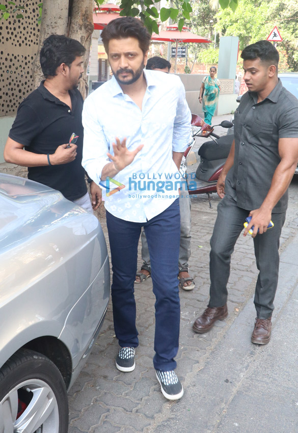 riteish deshmukh snapped at cafe coffee day in bandra 005 2