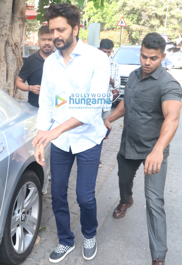 riteish deshmukh snapped at cafe coffee day in bandra 005 4